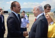 Eduardo Bolsonaro falou a verdade? Veja como descobrir o que é fato ou manipulação Eduardo Bolsonario comprimentando Benjamin Netanyahu, primeiro-ministro de Israel, em evento internacional